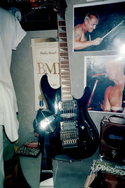 File:BlackibanezHRbrad.jpg